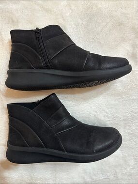CLARKS CLOUD STEPPERS Women’s Black Vegan Ankle Boots Sz6 Casual Cushion Comfort